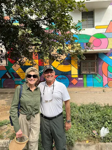 Гости Need Guides во время экскурсии в Индии на фоне уличного искусства