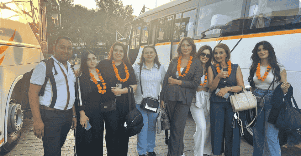 Группа гостей Need Guides с традиционными цветочными гирляндами перед началом тура в Индии