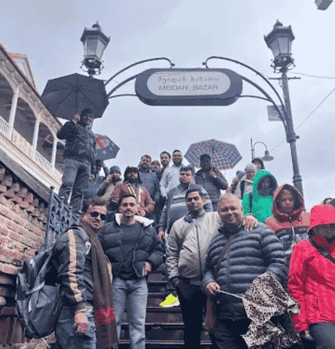 Группа гостей Need Guides во время экскурсии на рынке Meidan Bazar