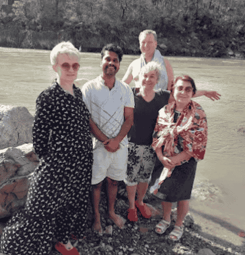 Гости Need Guides отдыхают у реки во время природной экскурсии в Индии