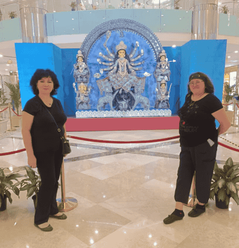 Гости Need Guides на культурной экскурсии возле индийской художественной инсталляции