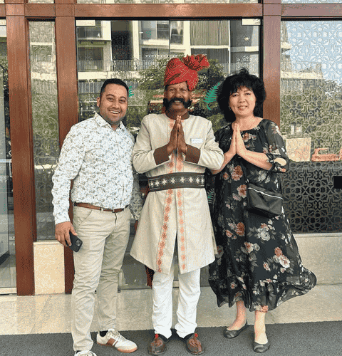 Гости Need Guides с местным представителем во время приветствия в Индии